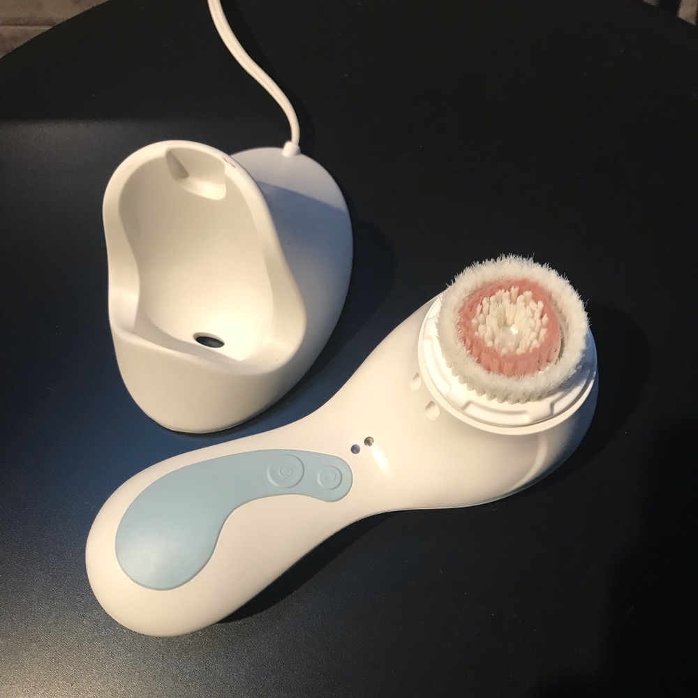 Clarisonic gentle face cleanser brush tool